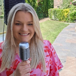 Berkshire wedding singer performing live music during a wedding breakfast 