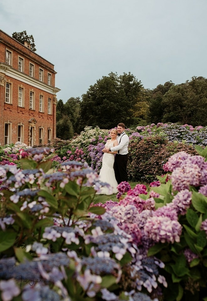 Chloe and Willian Picture between the flowers