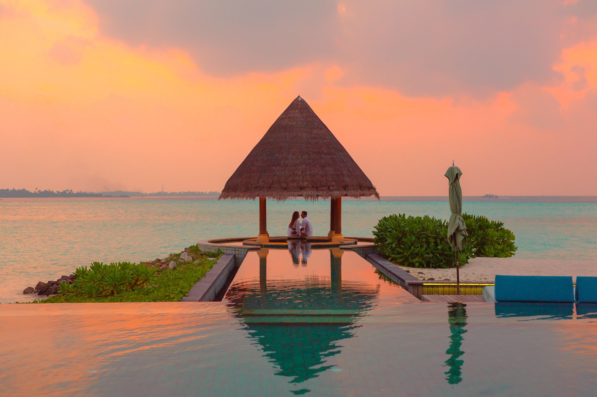 maldives couple honeymoon