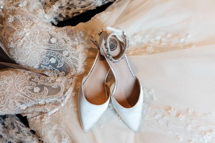 Darcey and Jamie - A Minimalist, Romantic Wedding With Sage Green Tones gallery image