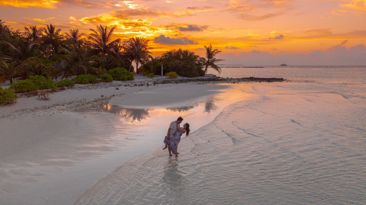 honeymoon couple