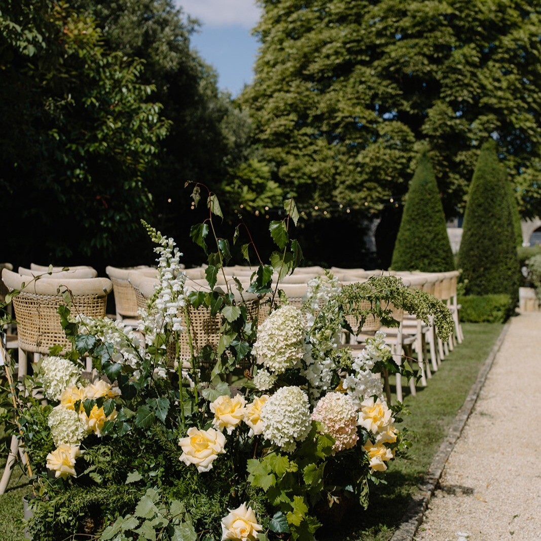 butter yellow flowers at wedding ceremony
