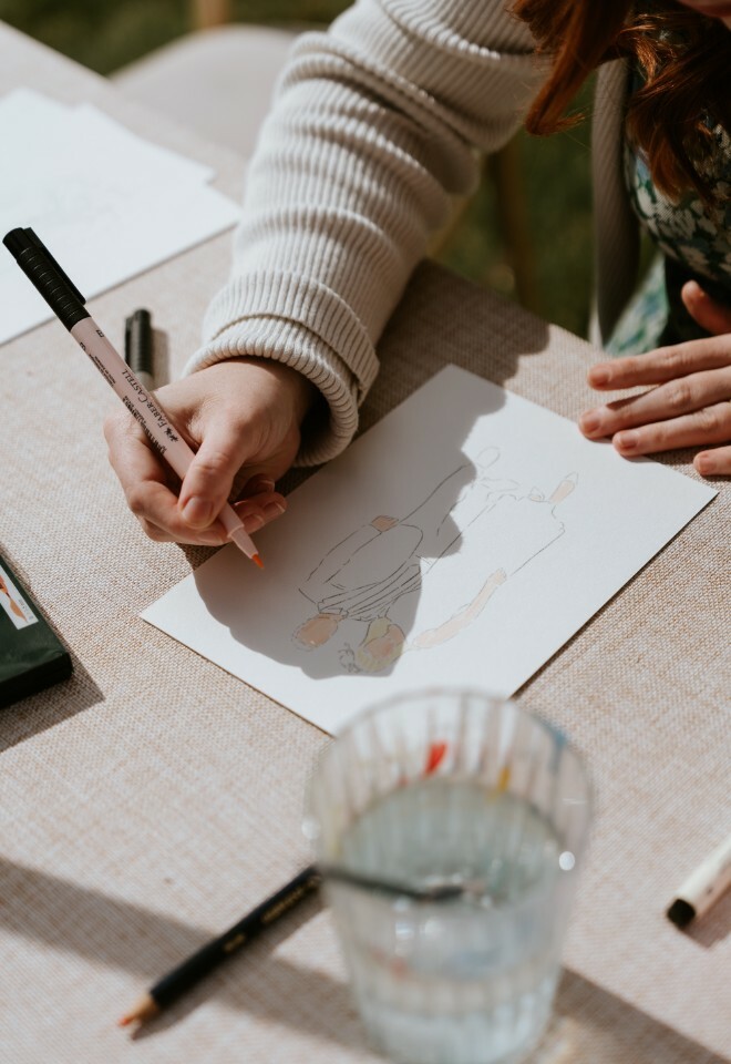 Live illustrator painting wedding guests