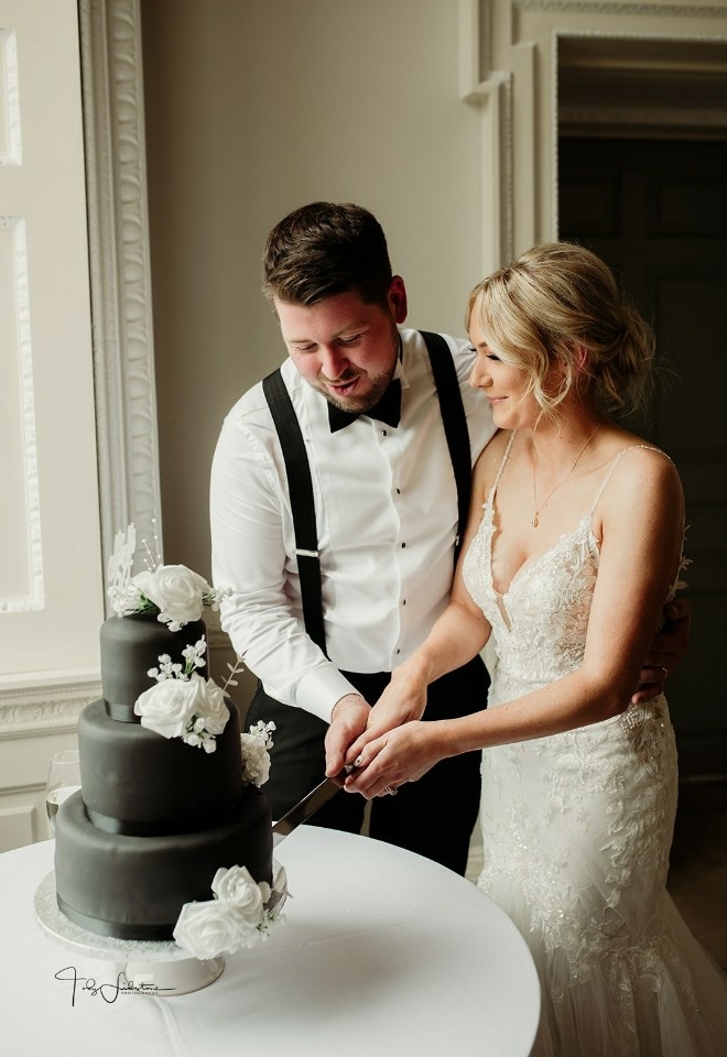 Chloe and Willian cutting their wedding cake