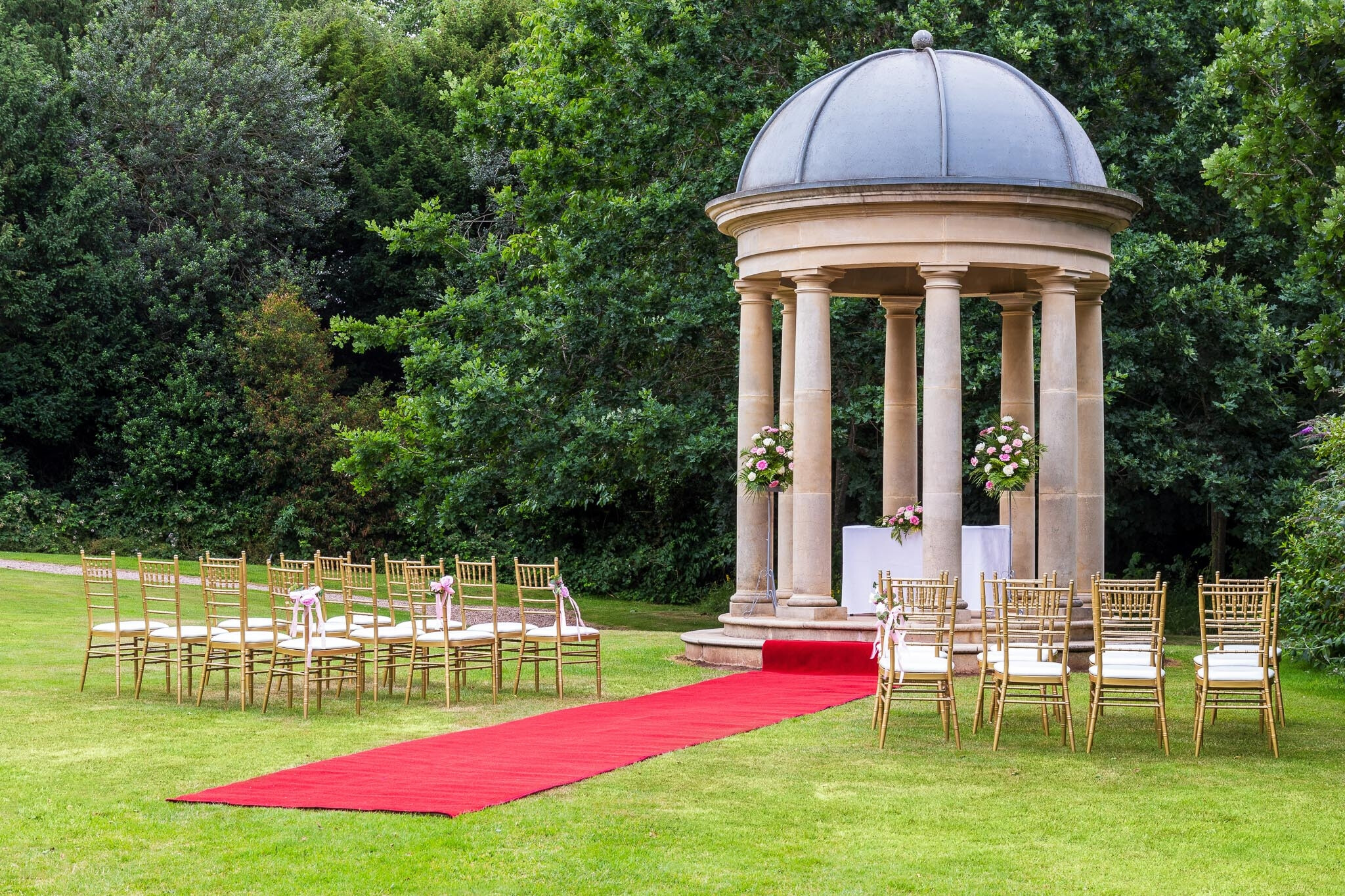 Outdoor wedding ceremony at Royal Court Hotel
