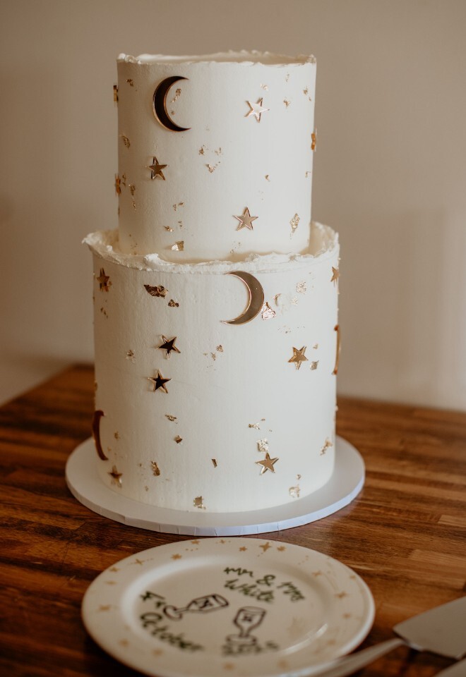 wedding cake with details of gold moon and stars 