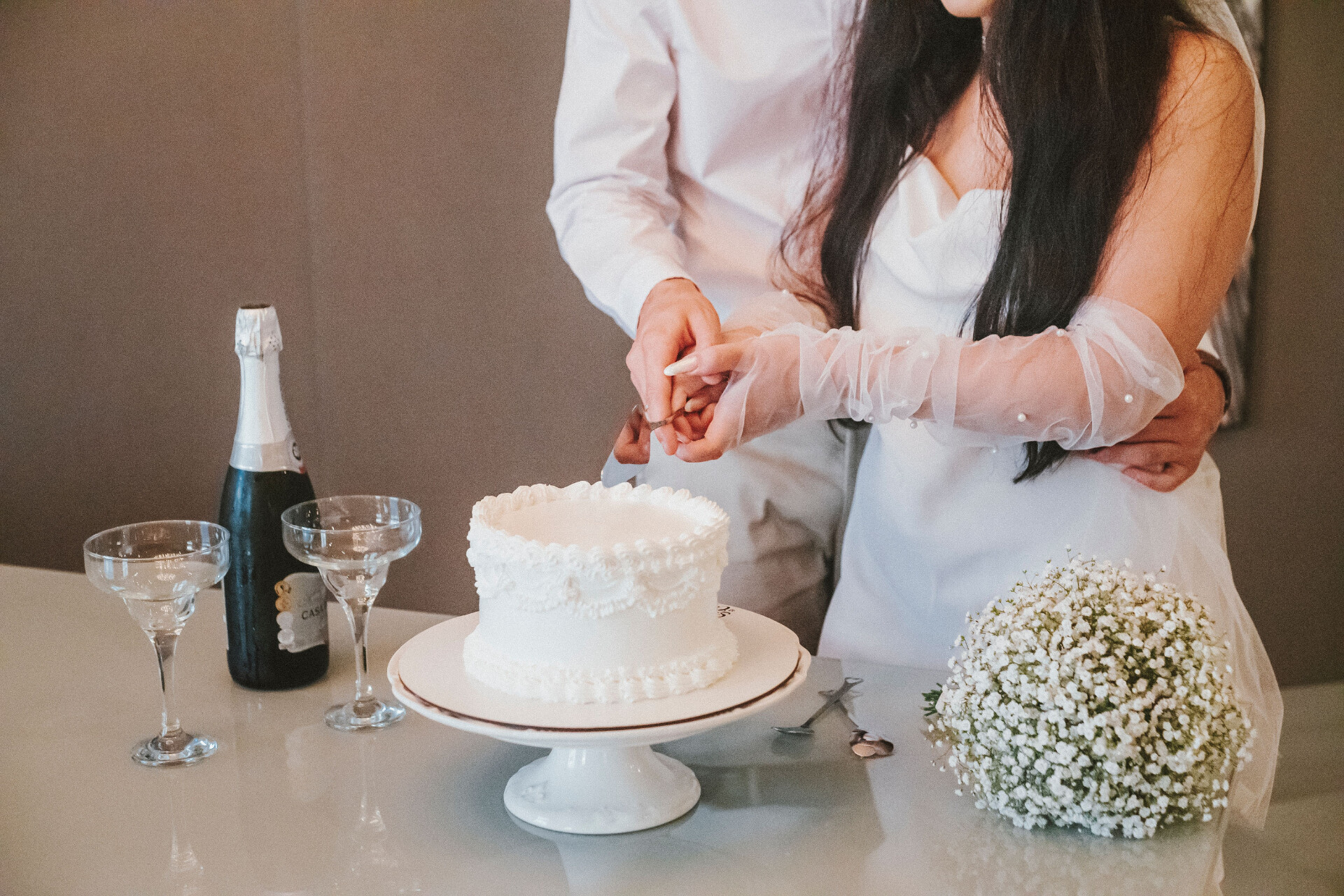 Couple cutting their wedding cake to serve as canapes