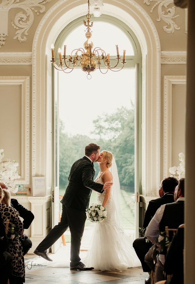 Chloe and Willian kissing