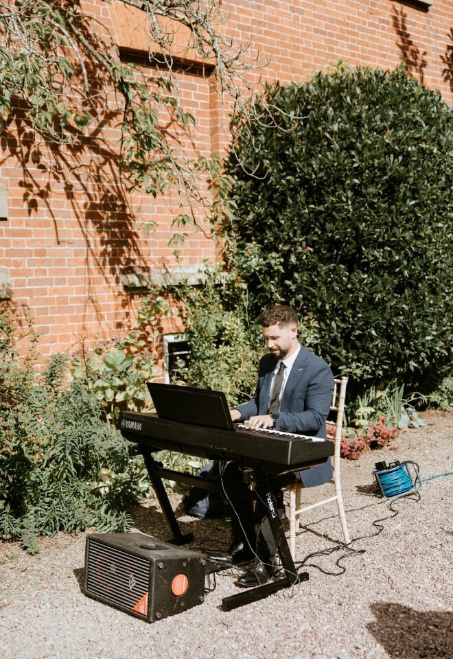 Pianist playing during the drinks reception