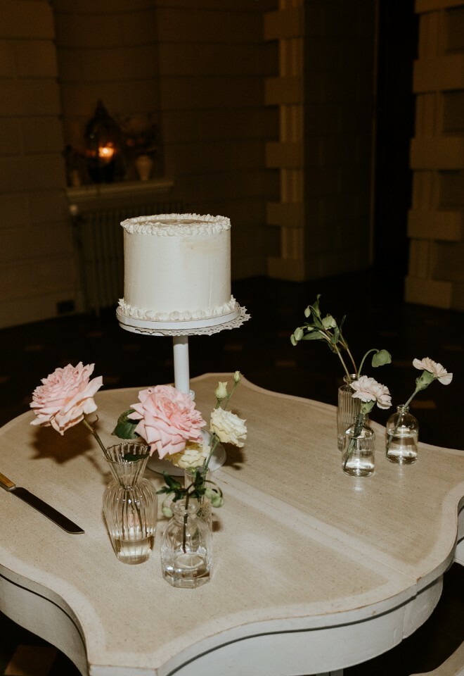 Single tier white wedding cake on the cake stand