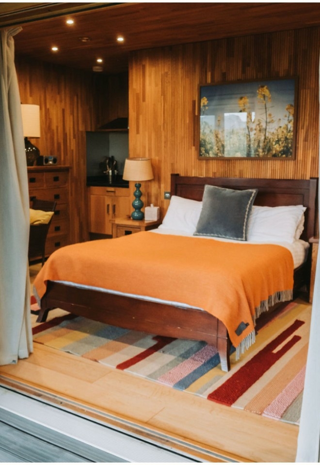 Bedroom lodge with a balcony overlooking the hills