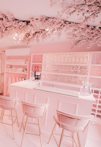 Inside TDR Bridal Birmingham - The Dressing Rooms - Pink room with trendy bar
