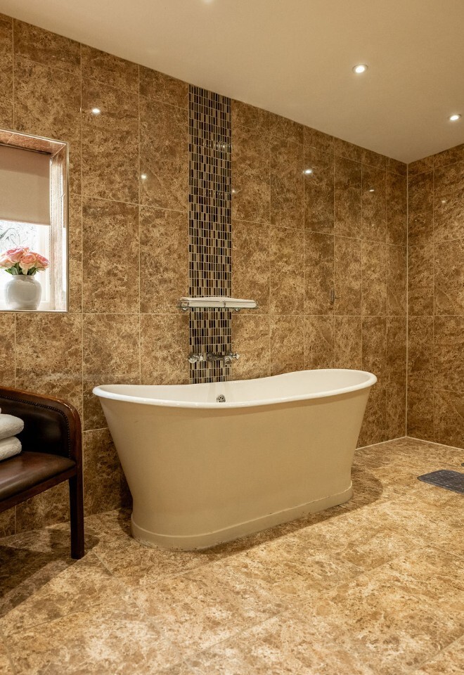 Bridal Suite Bathroom 