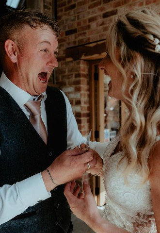 Bride and groom shocked by Richard Parsons - Gloucestershire Magician