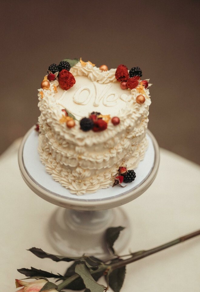 Lambeth style wedding cake