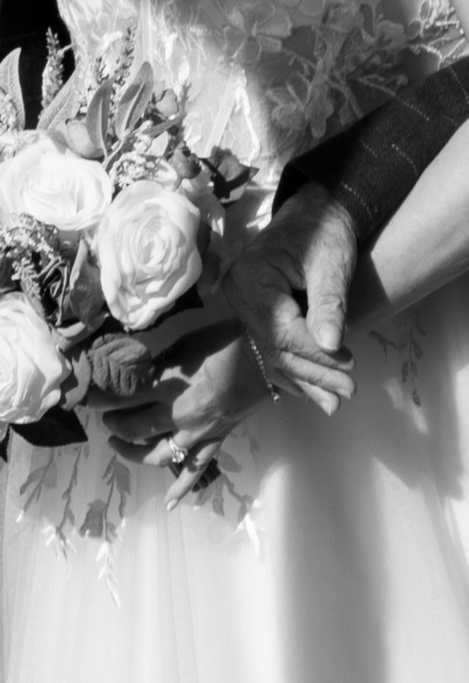 Holding hands Tina & Dean 