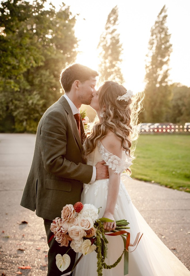 Golden Hour bride and groom Aimee Kirkham Oxford-photography