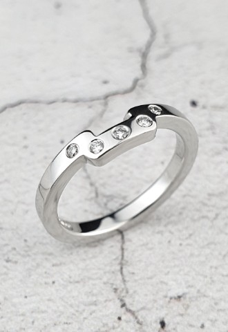 Custom-made platinum wedding ring to fit a square diamond engagement ring