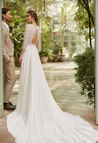 Lorian Alma Novia 2024 Two-piece princess-style wedding dress with an A-line silhouette, made in lace combined with georgette. A V-neckline, teardrop back, three-quarter sleeve 