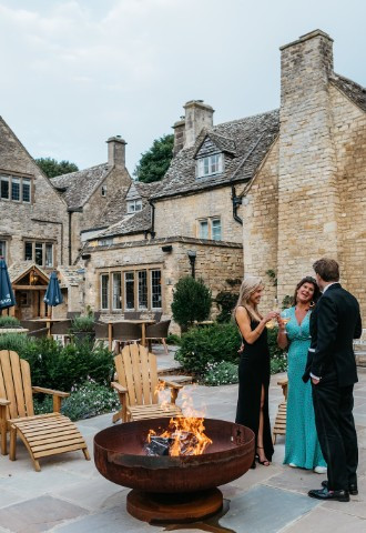Relaxed drinks reception space at The Frogmill gardens
