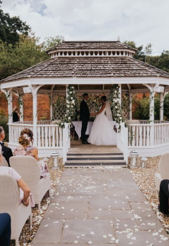 outdoor_wedding_at_easthampstead_park