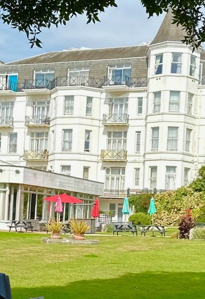 The Royal Bath Hotel Garden. Bournemouths oldest hotel enjoys a sweeping outdoor estate. The green grounds lead directly to a path down to Bournemouths sandy beaches,. 
