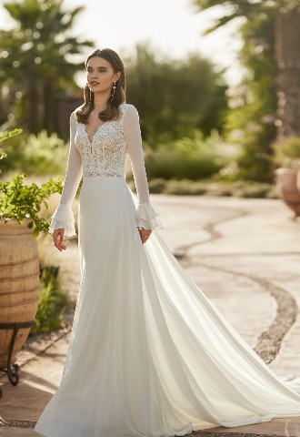 Alma Novia - Leonila from Boa Boutique - Two-piece princess-style wedding dress with an A-line silhouette. Featuring a guipure lace bodice, skirt in georgette, V-neckline, back with pearl buttons