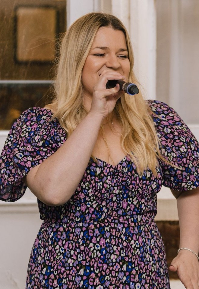 Oxford wedding singer performing live at a wedding drinks reception