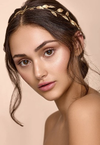 Glowing neutral and bronzed natural makeup