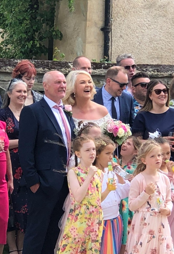 Beautiful group shot of Amanda and Daves big day
