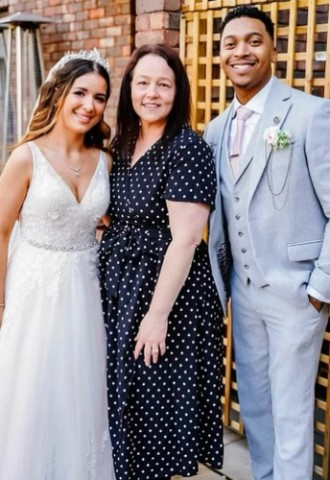 Sallieann civil celebrant stood inbetween bride and groom