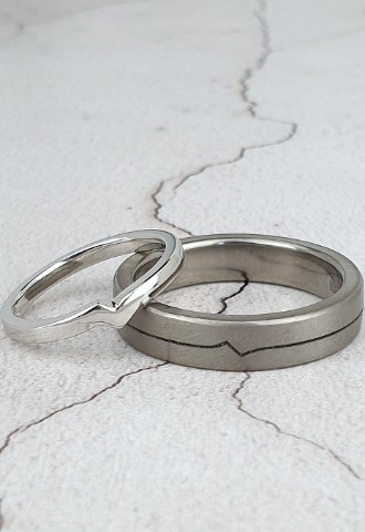mans wedding band designed to complement the brides ring