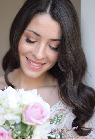 Soft modern waves and neutral soft glam makeup