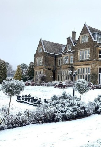 Hartsfield Manor Snowing