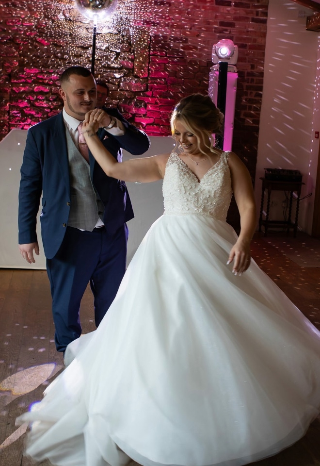 Wedding Photographer Northamptonshire first dance Dodford