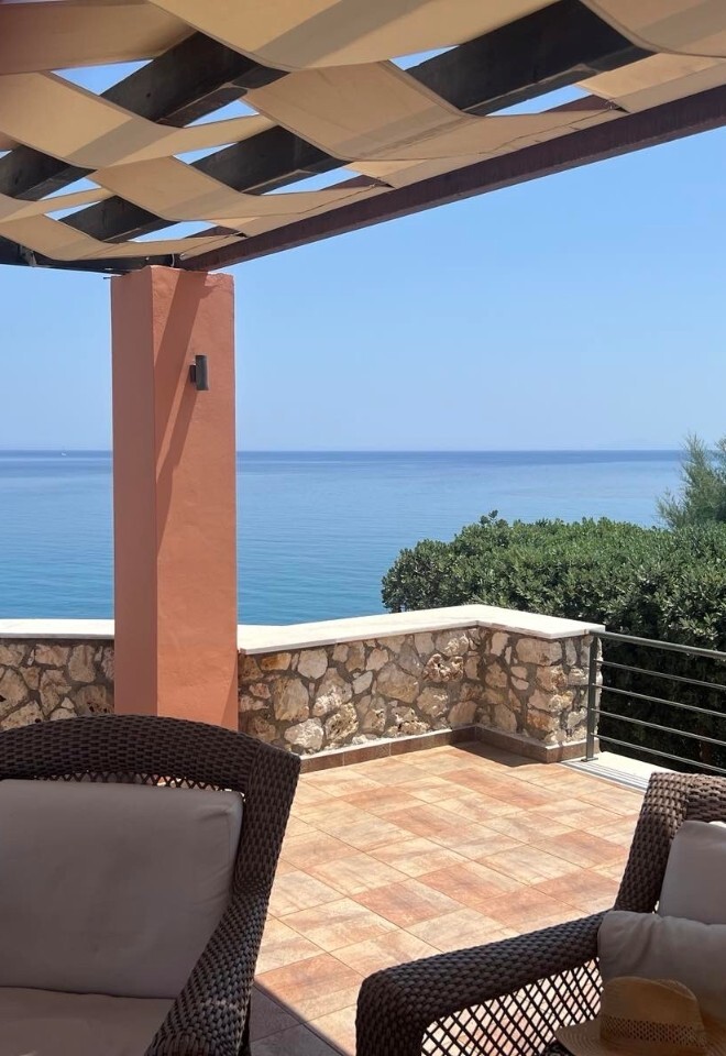 Villa Brio waterfront wedding lounge