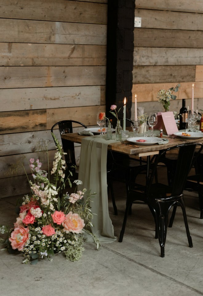 Sage green table decor and flower bouquet 