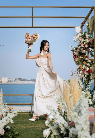 Bride at Vida UAQ surrounded by flower arch