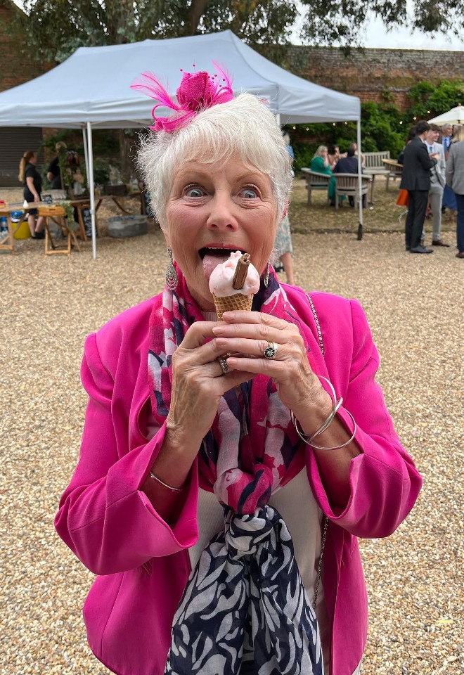 ice-cream happy-customer ice-cream-cart