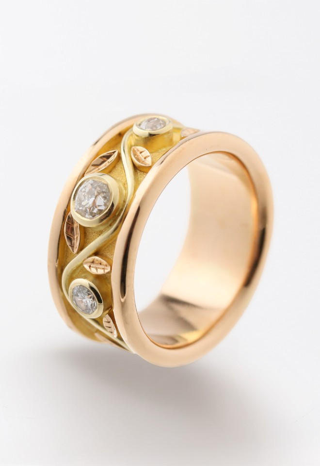 Yellow Gold wedding ring with a floral pattern and old cut diamonds