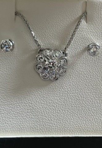 Pendant necklace & earrings