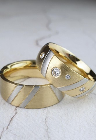 Gold wedding rings with inlaid platinum stripes