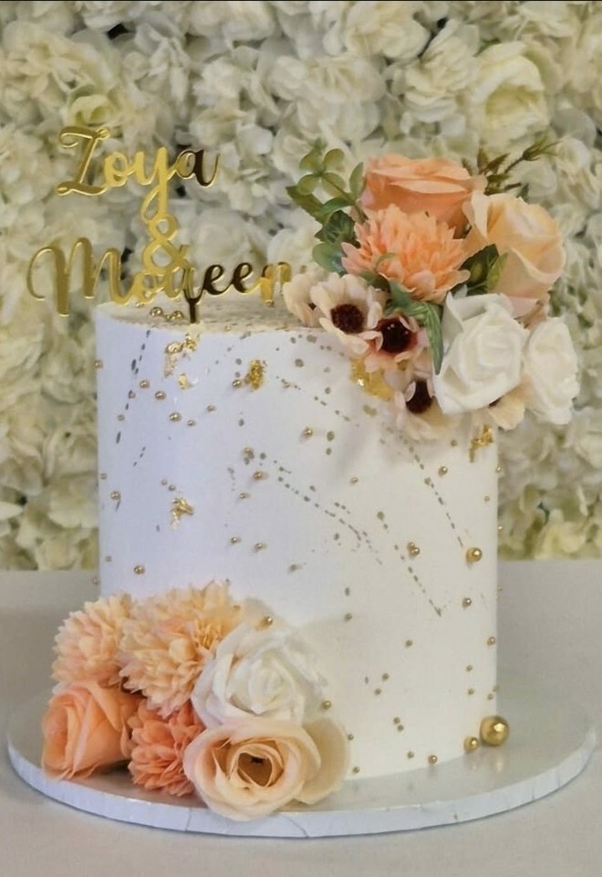 Single tiered Cream wedding cake