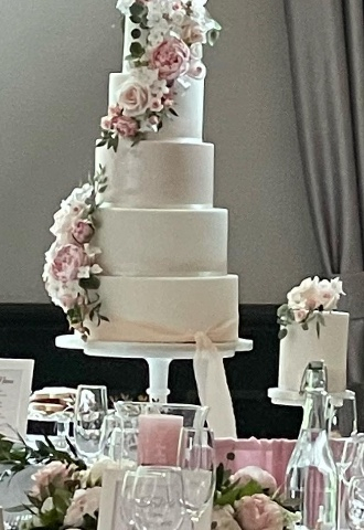 D & E stunning Wedding Cake - Full Wedding Day Package