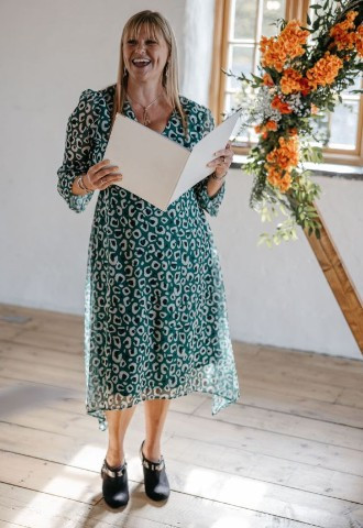 Celebrant Lisa singing at a wedding at Launcells Barton!