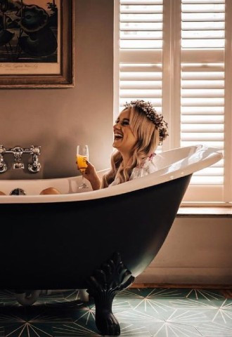 Bride and mum in bathtub on wedding morning