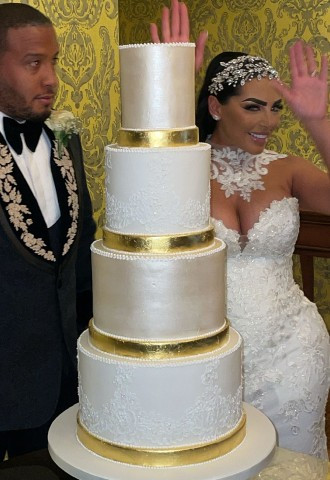 handpiped lace detailing with edible gold leaf by Dolce Lusso Cakes