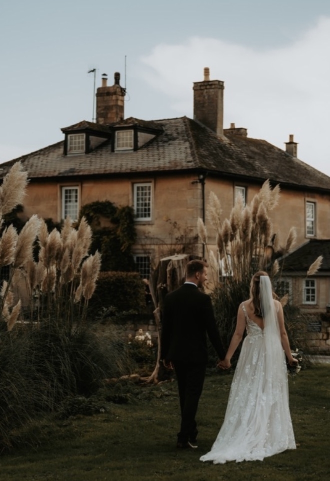 Wedding couple gardens 