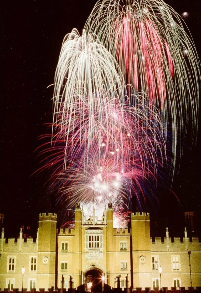 Spectacular wedding fireworks display by Berkshire-based Star Fireworks lighting up the night sky above a historic castle wedding venue