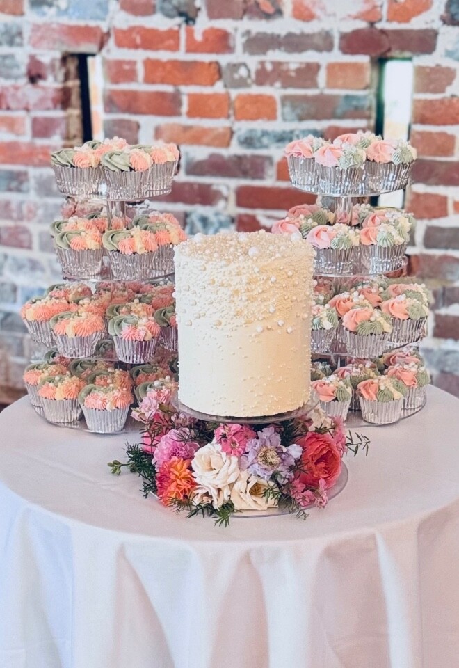 Buttercream cupcakes with single tier cutting cake 